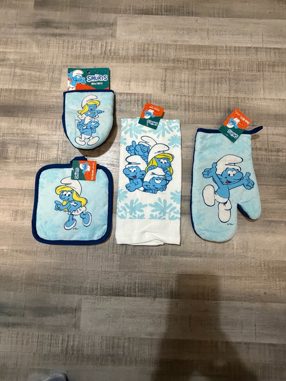 The Smurfs 4-Piece Kitchen Set Towel Oven Mitt Pot Holder Mini Mitt NWT